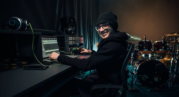Quels sont les avantages du mastering en ligne pour la post-production audio ?